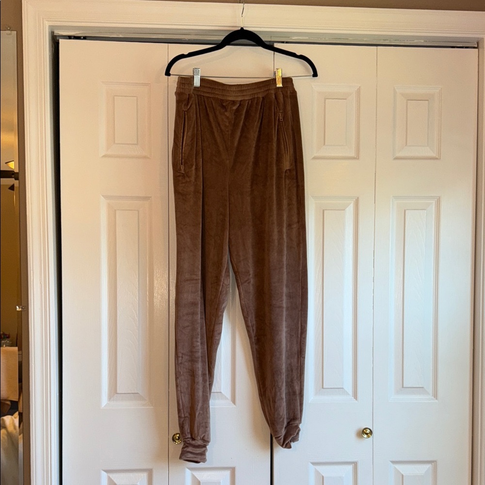 NWT SKIMS Brown Velour Jogger Pants M